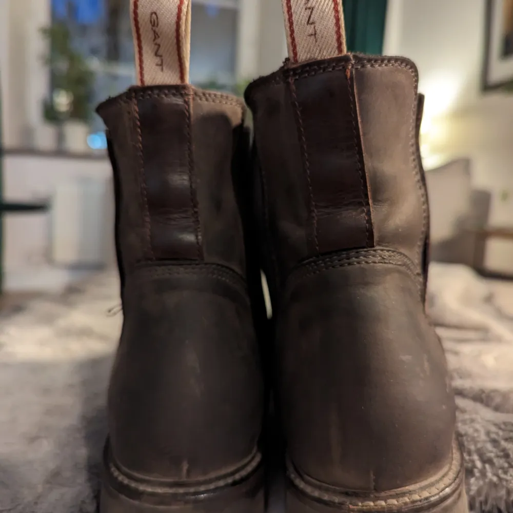 Chelsea boots för dam från Gant. Detta par är tillverkat av brun nubuck och har en slip-on, avslappnad design.  Har försökt använda i två säsonger, men de är för stora för mig. Köpta för ca 2000, i bra skick 🤗. Skor.