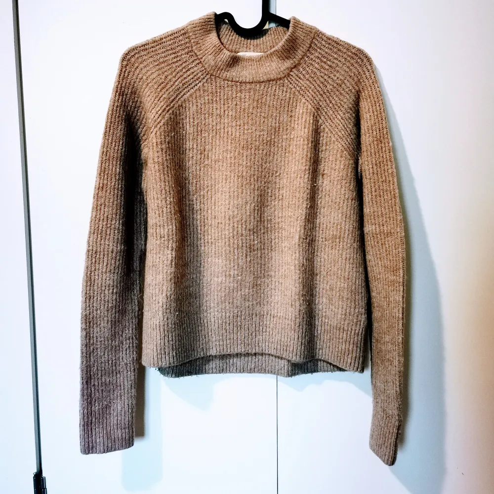 Sweater from H&M size XS. Super warm and cozy. Used but in good condition . Stickat.