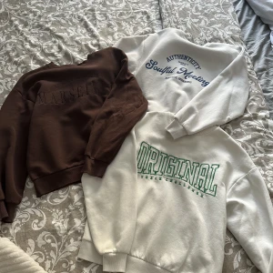 Sweatshirts från Gina Tricot - Säljer tre sweatshirts med fina tryck som inte kommer till användning längre🤗 Köp alla för 250kr eller en för 100🫶🏼