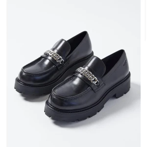 Vagabond loafers COSMO 2.0 - Vagabond loafers i äkta skinn med fin detalj, storlek 38.  Cosmo 2.0 nypris: 1.300kr  Knappt använda, säljer eftersom det inte är min stil. 