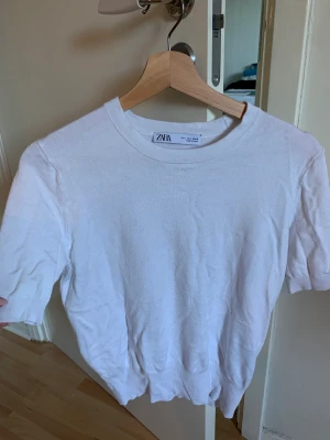 Fin Stickad t-shirt från zara - Fin Stickad tröja från zara