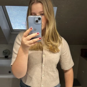 Other stories kortärmad kofta - EJ SÅLD! Trendig tröja från other stories. Den är i väldigt bra skick och slutsåld. Först till kvarn , säljer för 300kr