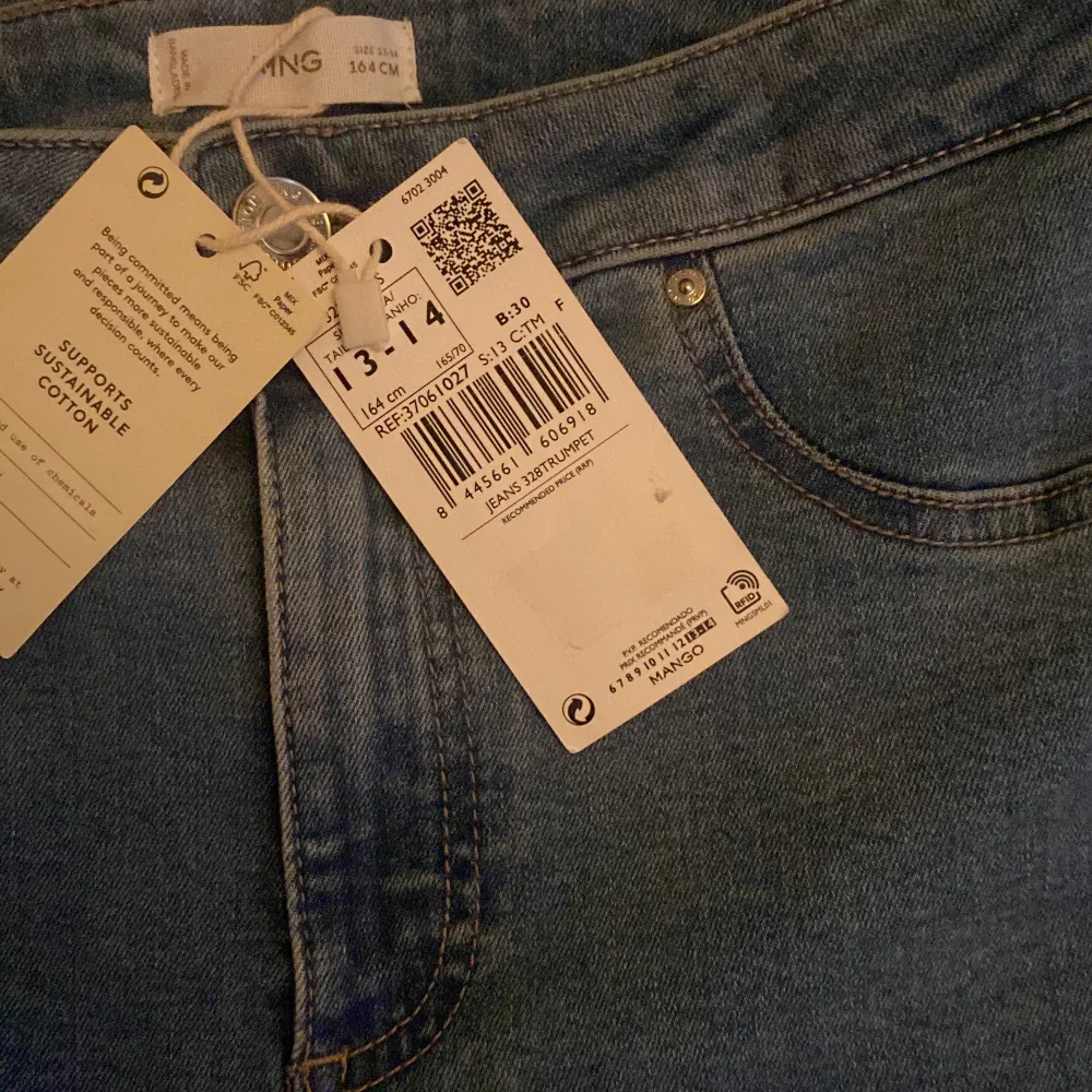  Helt nya boot cut jeans, endast testade, Säljer pga de inte passa mig. Jeans & Byxor.