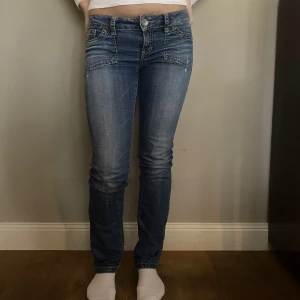 Lågmidjade jeans - Jeans nr: 27  💓 Midjemått (rätt över): 37 cm Innerbenslängd: 77 cm Lårmått (rätt över): 22 cm  Modellen på bilden är 168 cm  Köp gärna via ”KÖP NU” 💘 Skriv om ni har några frågor eller funderingar//Perfectjeans🫶🏽