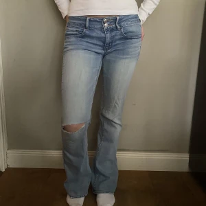 American eagle jeans - Jeans nr: 25 💓 Midjemått (rätt över): 38 cm Innerbenslängd: 79 cm Lårmått (rätt över): 22 cm  Modellen på bilden är 168 cm  Köp gärna via ”KÖP NU” 💘 Skriv om ni har några frågor eller funderingar//Perfectjeans🫶🏽