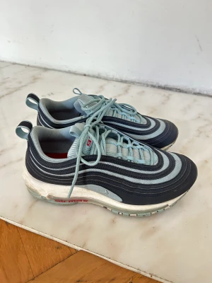 Nike Air Max 97 - Säljer mina ascoola Nike Air Max 97 med reflexdetalj. De är tyvärr något små för mig och har därför inte fått användning för dem. 
