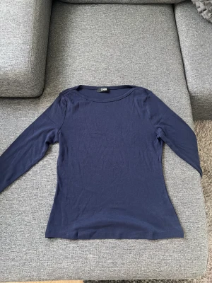 Marinblå boatneck topp  - Marinblåa boatneck topp från Zalando ( ZIGN). I storlek XL men liten i storleken så hade passat M/L beroende på hur man vill att den sitter.