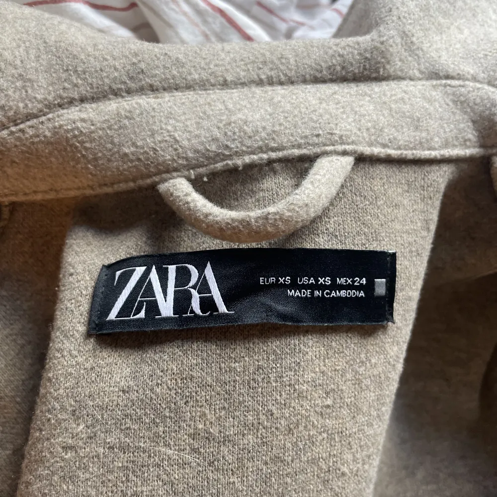 Säljer min fina jacka från Zara. Finns inte att köpa längre! fint skick!💛. Jackor.