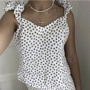 Hm topp - Jättefin volangtopp. Aldrig använd. Har sytt upp banden lite för de var lite långa tyckte jag men det märks ej o annars kan man ta ut det. Strl S. 150kr + 60kr frakt eller köp gärna med köp nu!