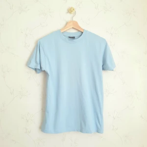 Ljusblå t-shirt - 🩵FÖRST TILL KVARN!🩵 En vintage blå tshirt i stretchig bomull. Barn strl men passar xs/s~ 32-34/36. Tightfit. Har inte använt den på hur länge som helst och den är nästan som ny fastän jag typ växt upp med den🥹😆 supersöt och enkel. Vill bli av med ASAP!