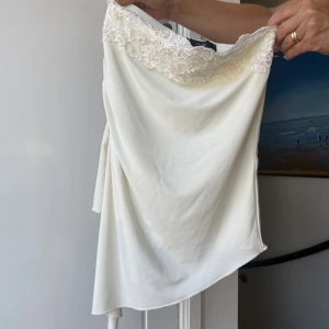 Asymmetrisk topp - Asymmetrisk topp med spets och pärlor! 