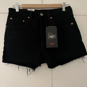 Levisshorts - Svarta jeansshorts från Levis som är helt oanvända med lappar kvar🩷 modellen är 501 och strl 27 i midjan Sitter som sista bilden 