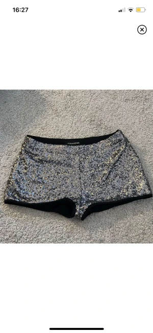 Zadig&Voltaire shorts - Ett par jättefina shorts från zadig&voltaire som säljs eftersom de inte riktigt kommit till användning. De är storlek 34 som motsvarar xs i dessa. Inga flaws eller defekter överhuvudtaget. Pris går att diskutera!