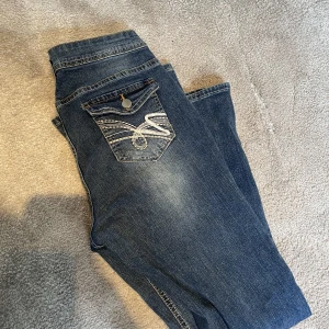 Jeans  - Jätte sköna och stretchiga passar mig som oftast har M i jeans kan passa en L också för de är så stretchiga