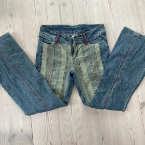 Balla jeans - Säljer mina absolut absolut favoritjeans😭 dom har tyvärr blivit försmå för mig så de svider i mig att behöva sälja dom, det står 164 i Stl men skulle uppskatta dom vara i S💓 skriv för mer bilder!💋💋💋💋💋💋💋mått: 💙- 40cm ❤️- 100cm  💚- 77cm 💜- 24cm