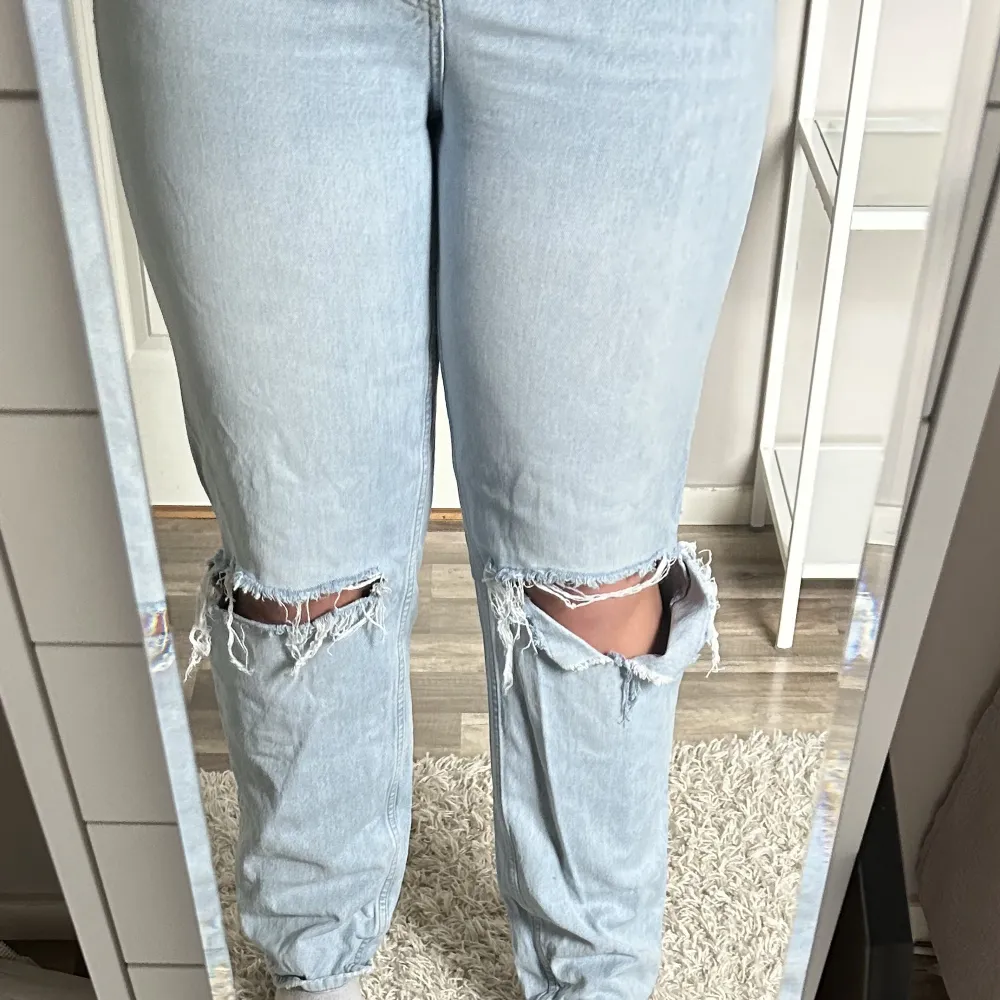Jeans från Gina tricot med hål i  Stl 44, kan ha krympt lite så 44/42 skulle jag säga   I sparsamt skick . Jeans & Byxor.