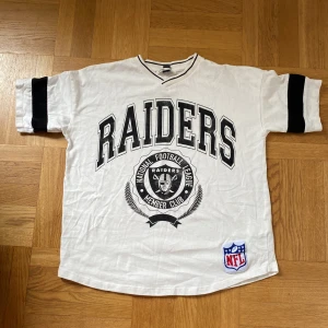 T-shirt i modell fotbollströja - T-shirt från Pull&Bear Tröjan är i gott skick men trycket är inte helt svart utan lite skavt.  Storlek: XS