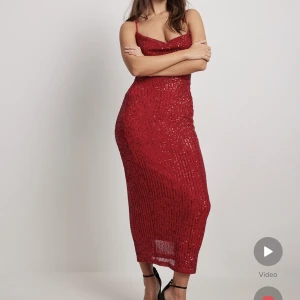 Waterfall Sequin Midi Dress - Helt oanvänd klänning från na-kd. Ligger kvar i förpackning. Säljer då jag redan har den i en annan färg och denna inte kommer till användning.  Köpt för 699