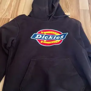 En svart hoodie från märket Dickies  Använd fåtal ggr
