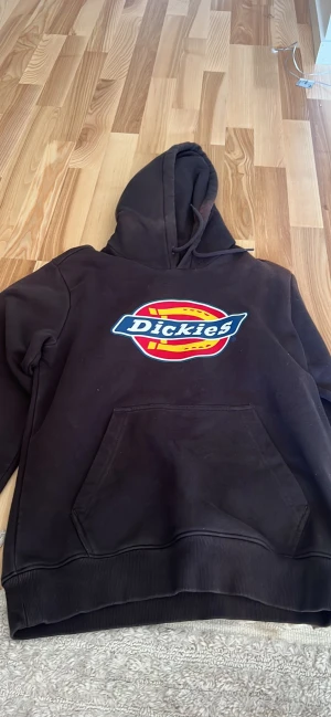 Dickies hoodie - En svart hoodie från märket Dickies  Använd fåtal ggr