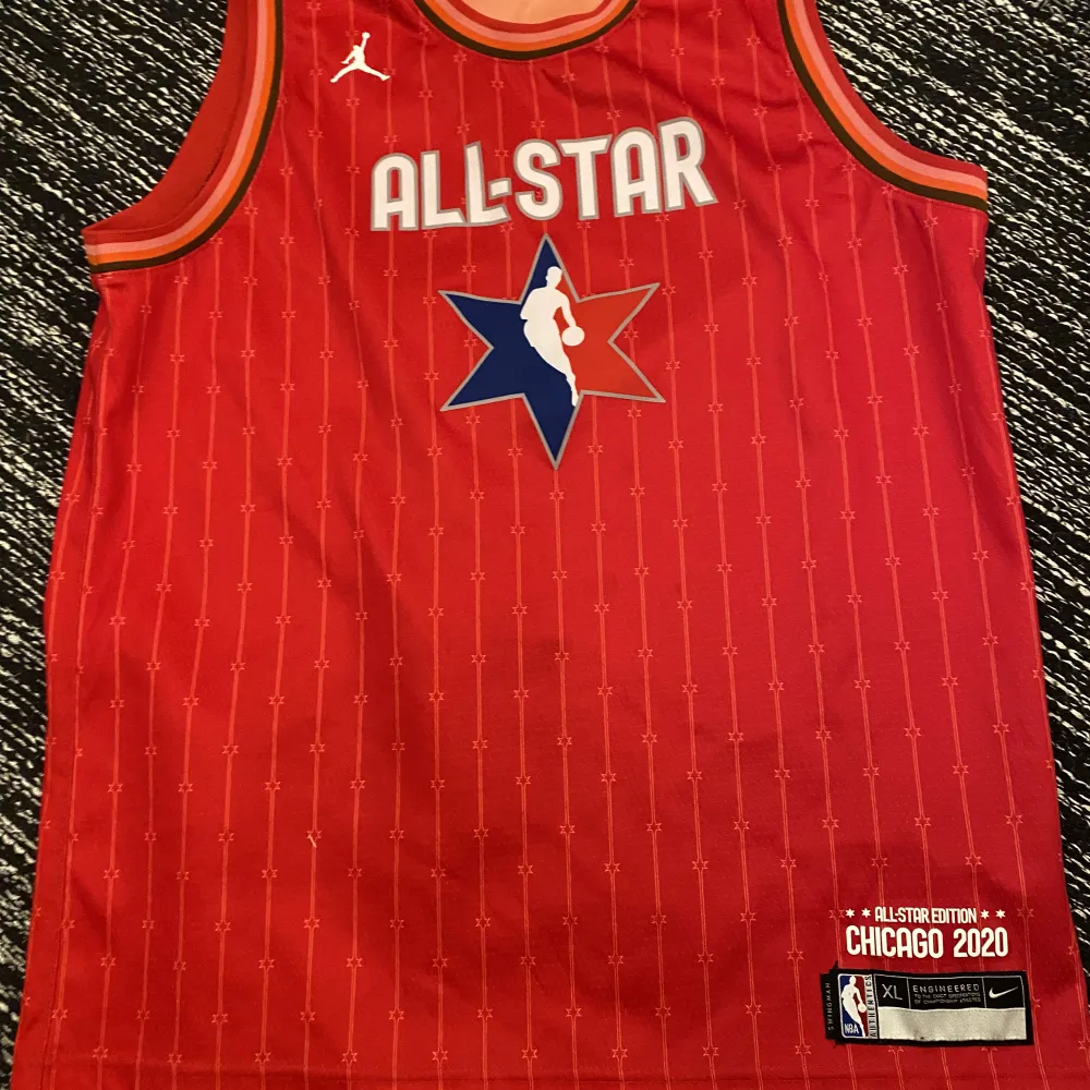 Sällsynt Lebron James all star Jersey. Storlek XL men passar mer exakt som Large.  Nypris cirka 950kr. Aldrig kommit till användning. 🏀 . T-shirts.