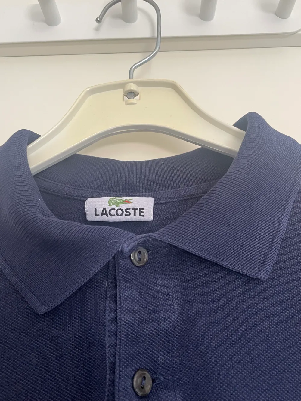 Säljer min Lacoste piké på grund av att jag inte använder den något mera, absolut inget fel på tröjan har bara tröttnat på den. I grymt skick, hör av er vid intresse . Tröjor & Koftor.