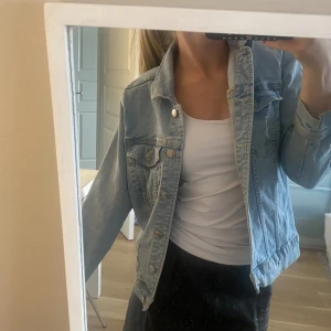 Jeansjacka  - Jättefin jeansjacka från ginatricot💞💞köparen står för frakten 