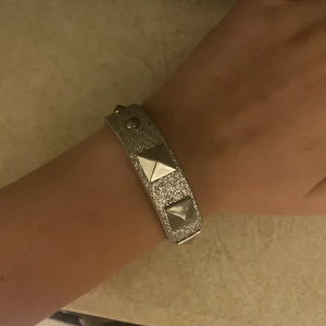 Nit armband  - Säljer detta jättevolymer nitarmband då jag endast använder guld. Superfint och i toppen skick. Finns två spännen se bild 3, för att passa fler. Hör av er vid frågor eller tryck på köp nu. Swish går också bra 