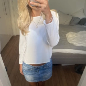 Vit topp - Säljer denna vita långärmade topp. Har du någon fråga är det bara att höra av dig🫶🏻