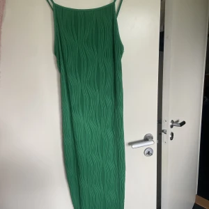 Fin sommarklänning 🌼 - Säljer en fin sommarklänning använd en gång 🌸