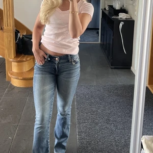 Low waisted jeans - Lågmidjade från American Eagle köpta i New York👖 Eftersom det är amerikansk storlek vet jag inte exakt men jag tror de kan motsvara runt W24 👖