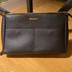 Svart handväska  - Svart handväska i märket ”Pacomartinez”. Aldrig använd. Säljes p.g.a. inte min stil.