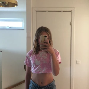 Magtröja - En t-shirt som är en magtröja, den är vit och rosa! 