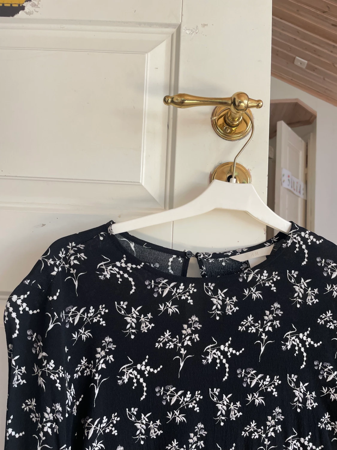 Klänning med volang på ärm - 90