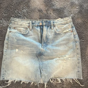 Jeans kjol - Säljer denna lågmidjade ljusblåa jeanskjol i storlek 36 💕