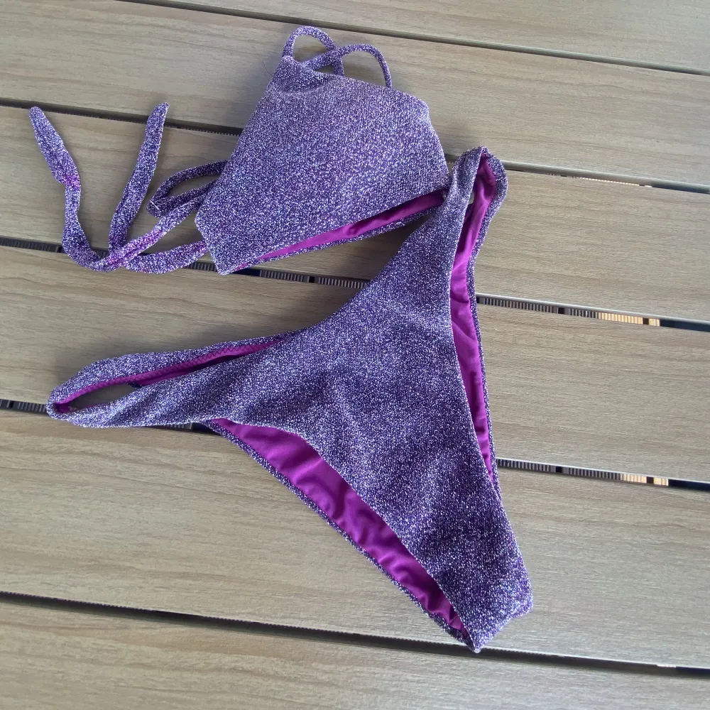 Säljer denna glittriga bikini jag köpte i Marocko för drygt en månad sedan. Säljer pga att den va för liten. Det står i lappen att det är storlek M men den är väldigt liten i storleken så skulle säga att den passar S-XS!!. Övrigt.