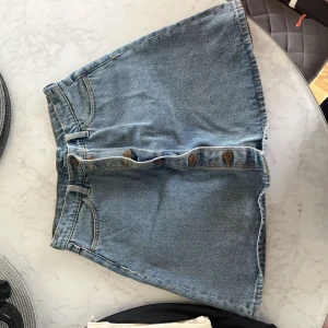 Jeanskjol - Ljusblå jeanskjol, bekväm. Använd men finns inga fel på kjolen. 