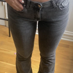 Gråa bootcut jeans  - Hej 💘Jag säljer ett par bootcut jeans ifrån ginatricot! Jeansen är köpta i höstas och har använts men är i fint skick utan några defekter. Hör av dig vid intresse och prisförslag! Budgivning startad om flera personer är intresserad🤍