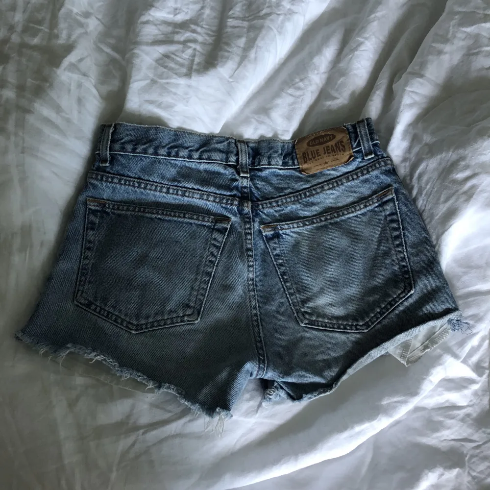 Jeansshorts i ljus tvätt och slitningar framtill. Står ingen storlek men skulle säga att de är en S. OBS. Har fler liknande shorts till salu på min profil, så kika gärna där också ❤️. Shorts.
