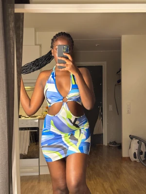 Sommarklänning - Jag säljer en sommarklänning som har en normal passform och en haltneck modell där du själv kan justera storleken på klänningen 💙