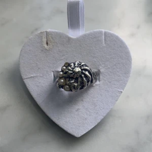 Maria Nilsdotter ring 💍 - Säljer nu min ring då jag inte använder den längre. Den köptes på deras outlet och går därmed ej att köpa längre. Köpt för 800 kr, säljer för 400 kr. Nyskick och knappast använd! 🥰