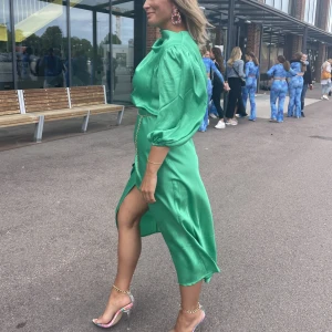 Grön klänning ASOS - Grön klänning i silkes-liknande material från ASOS 