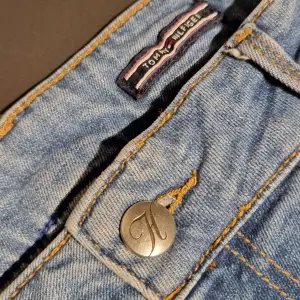 Et härliga par Tommy Hilfiger jeans. Bra skick, lite använda och varit bra tagit hand om. Slim fit och har något stretch i seg. Storlek 32. 97% organically grown cotton, 3% elastane 