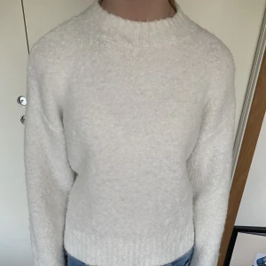 Vit stickad tröja  - Mysig och mjuk stickad tröja från monki. Knappt använd. ”Fluffig”