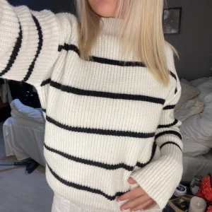Stickad tröja  - Jätte fin randig stickad tröja 💗