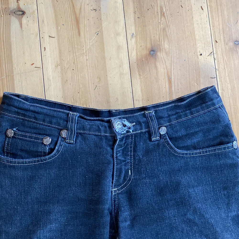 Dessa sjukt snygga lågmidjade Beckham jeansen säljer jag för att de blivit för korta i längd tyvärr.. Bra skick men har gått sönder lite vid gylfen som man ser på 3e bilden ,men märks knappt på. Storleken finns ej på byxorna men de är 90cm från midjan . Jeans & Byxor.