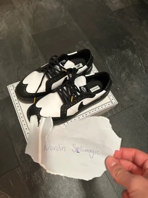 Nike x PEACEMINUSONE KWONDO Panda - Skick är 9/10. Skorna är bara använda ute engång. Flärparna finns med i lådan och även de andra skosnören med svart ände. 