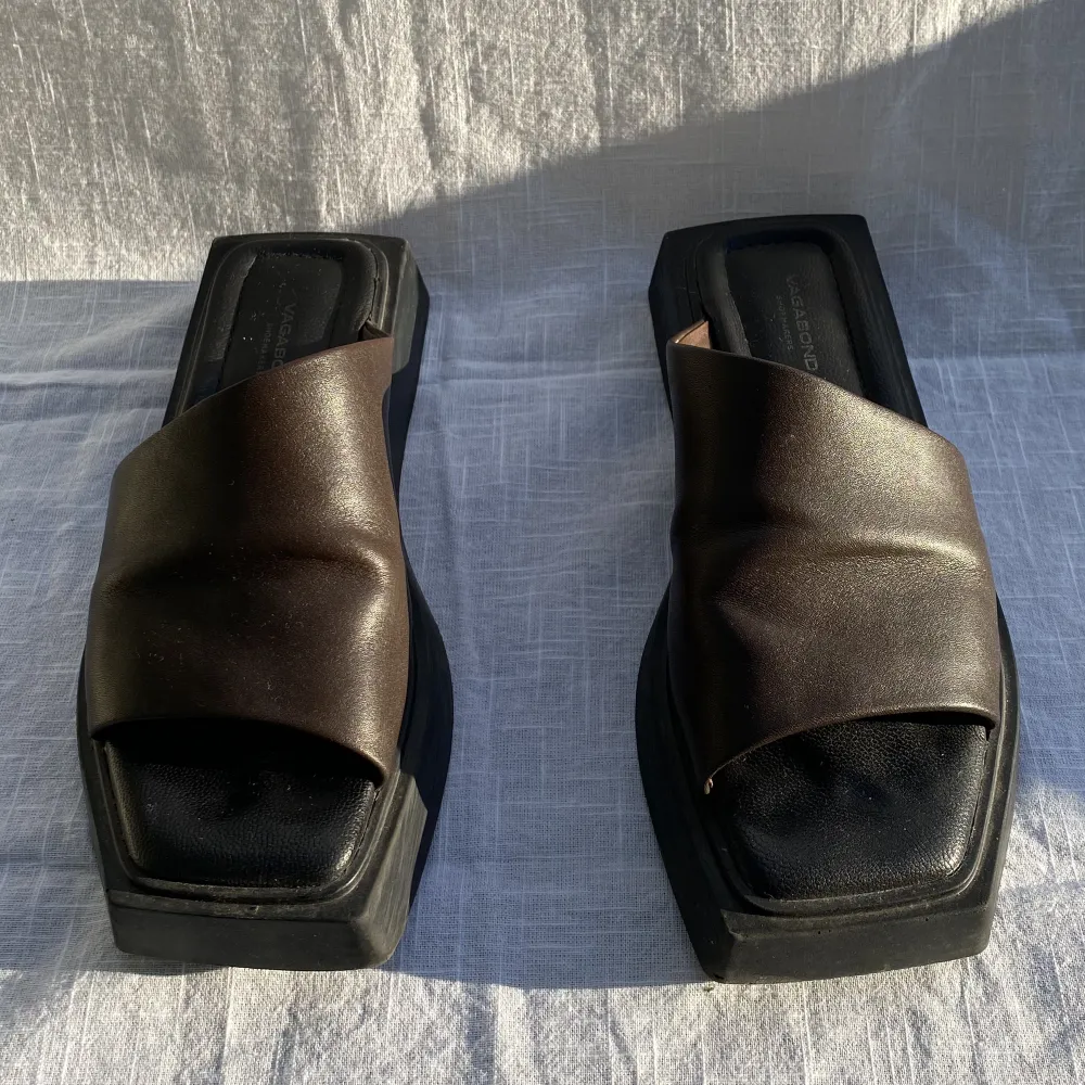 Skinnsandaler från Vagabond i modellen EVY.  Sandalerna är sparsamt använda.  Färg: Brun  Storlek: 38. Skor.