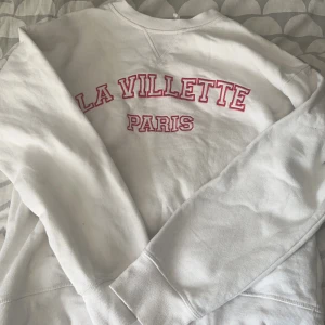 H&m hoodie - Har denna hoodien som ja nu säljer. Använd 2-3 gånger, strl s. Super fin och skön! Säljer då den är lite för stor 🙂 bud!