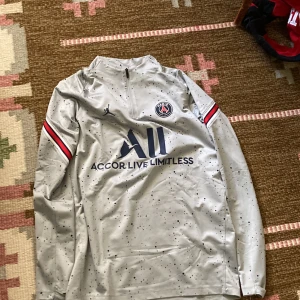 Psg tröja - En Psg tröja, skön o ha när man tar det lugnt och väldigt snygg, bra till träning!